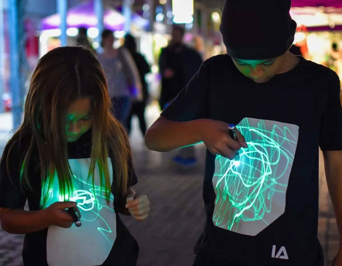 Best Illuminated Apparel Interactive Glow T-Shirt - Black age 7-8
